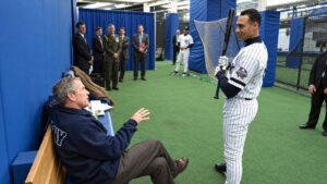 George W. Bush cuenta la advertencia sin rodeos que le hizo Derek Jeter antes de aquel lanzamiento emblemático de los Yankees