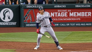 El espectáculo de poderío de los novatos se va al traste mientras los Yankees caen por 8-4 en Arizona