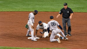 Dos errores muy costosos de Aaron Boone hacen que los Yankees paguen las consecuencias en una dura derrota en la ALDS